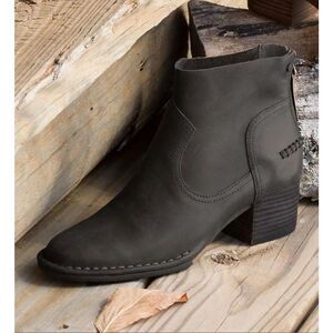UGG Women's Bandara Leather Stacked‎ Heel Back Zipper Ankle Boot Black Size 8